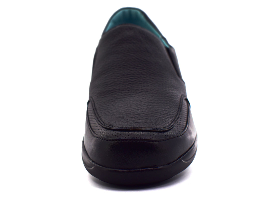 Zapato JARKING color negro estilo slip-on con suela negra y detalle de amortiguación en el talón.