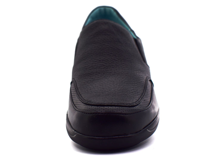 Zapato JARKING color negro estilo slip-on con suela negra y detalle de amortiguación en el talón.