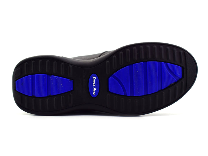 Zapato JARKING color negro estilo slip-on con suela negra y detalle de amortiguación en el talón.