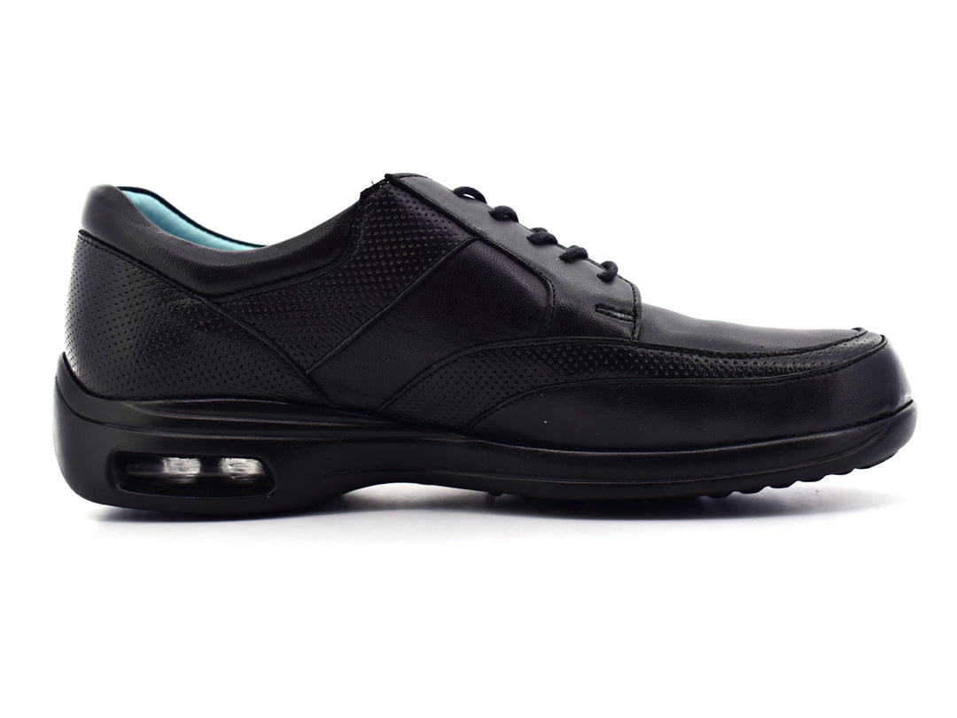 Zapato casual JARKING color negro con detalles perforados y suela con cámara de aire visible.