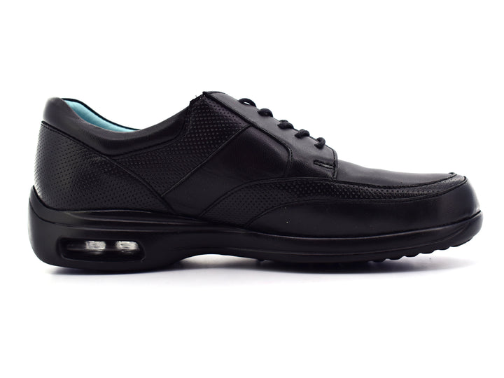 Zapato casual JARKING color negro con detalles perforados y suela con cámara de aire visible.