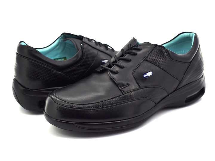 Zapato casual JARKING color negro con detalles perforados y suela con cámara de aire visible.