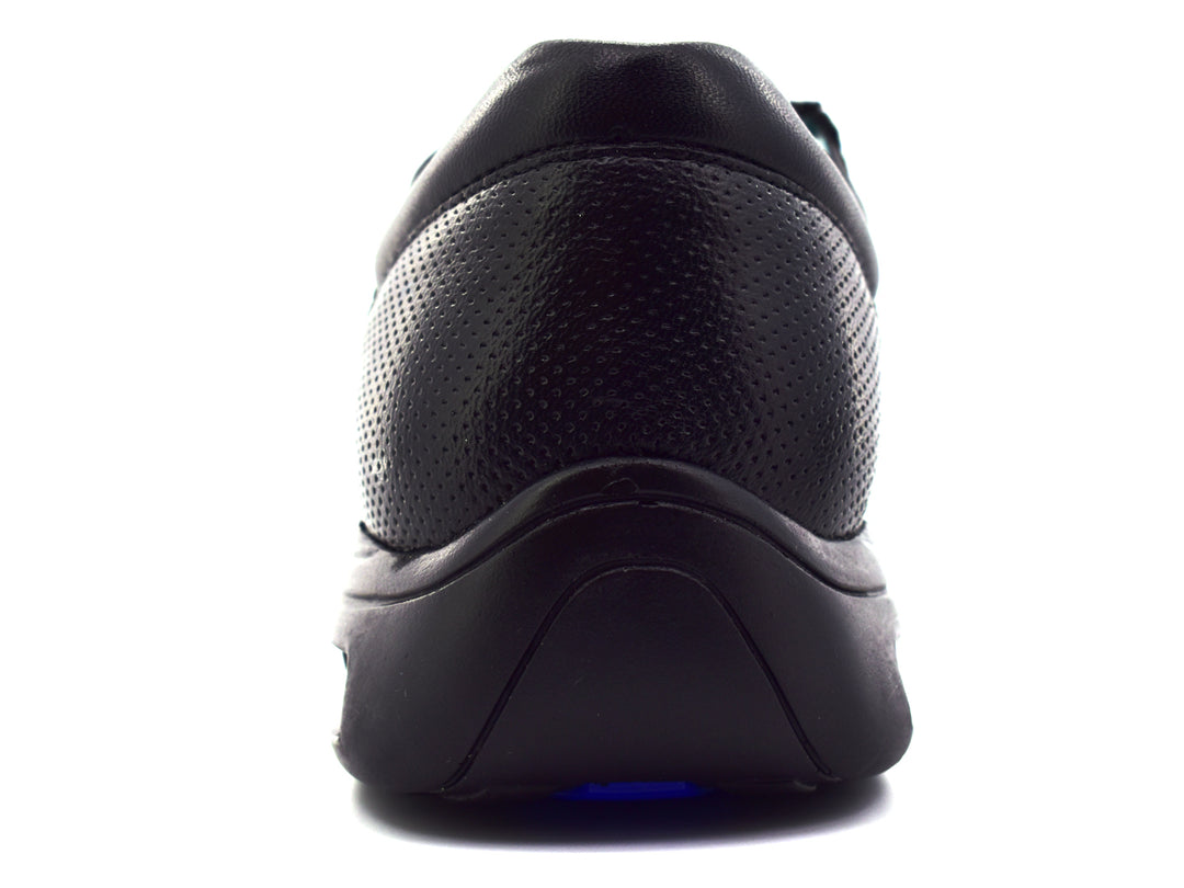 Zapato casual JARKING color negro con detalles perforados y suela con cámara de aire visible.
