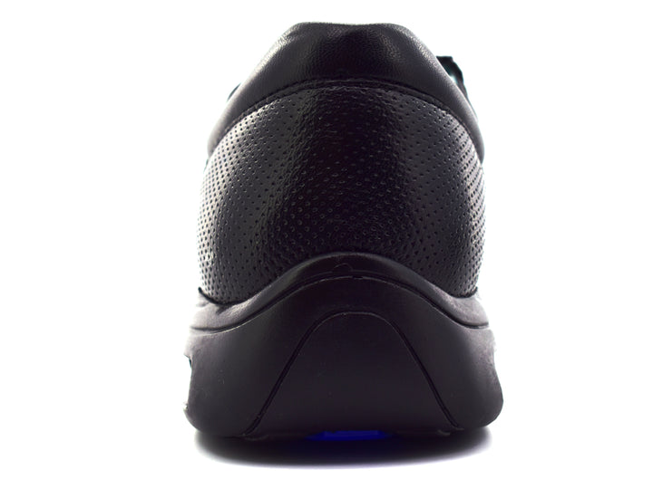 Zapato casual JARKING color negro con detalles perforados y suela con cámara de aire visible.