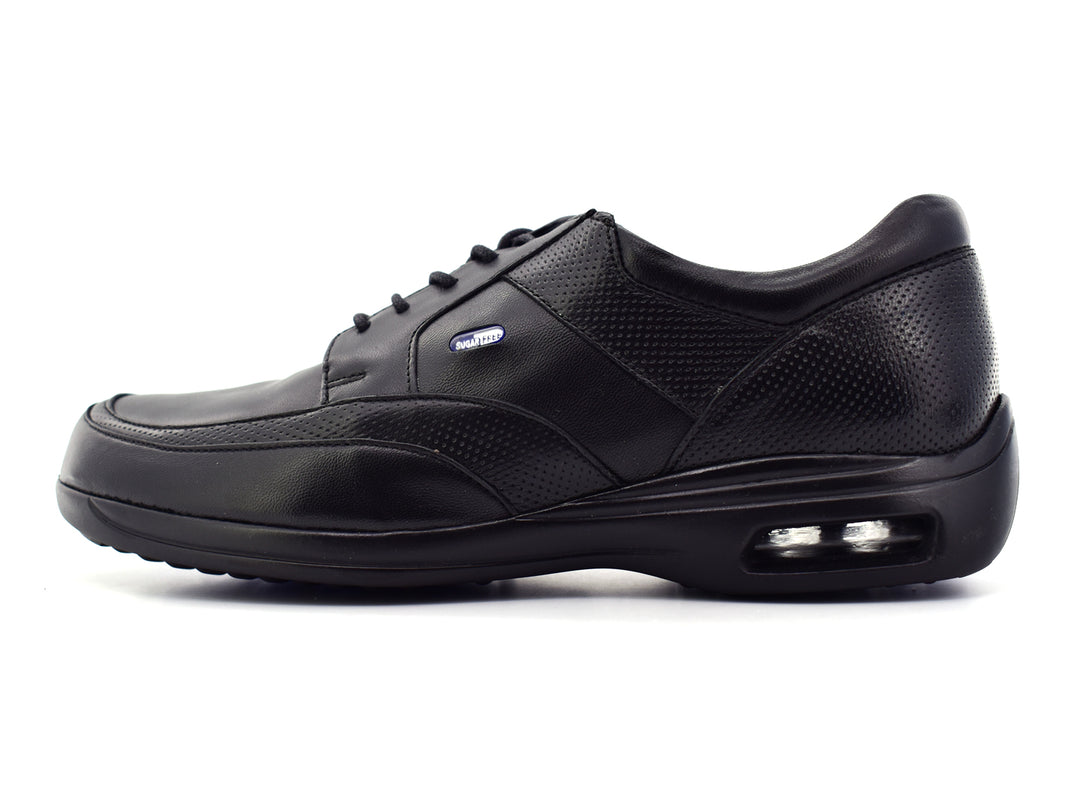Zapato casual JARKING color negro con detalles perforados y suela con cámara de aire visible.