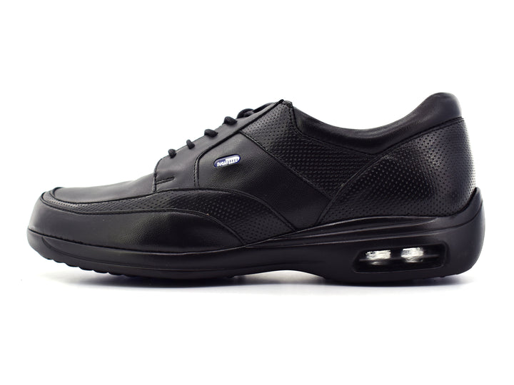 Zapato casual JARKING color negro con detalles perforados y suela con cámara de aire visible.