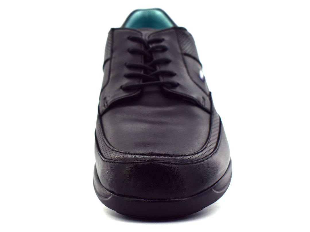 Zapato casual JARKING color negro con detalles perforados y suela con cámara de aire visible.