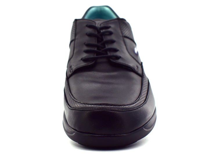 Zapato casual JARKING color negro con detalles perforados y suela con cámara de aire visible.