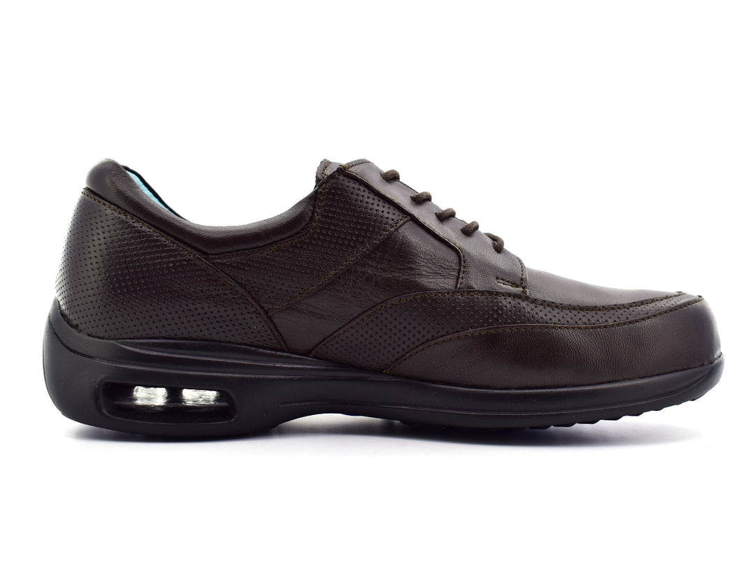 Zapato casual Jarking color café con detalles perforados y suela negra con cámara de aire.