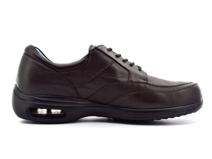 Zapato casual Jarking color café con detalles perforados y suela negra con cámara de aire.