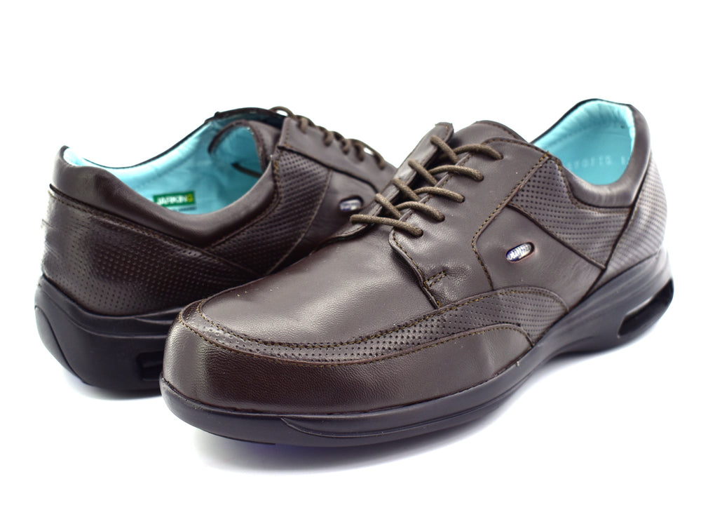 Zapato casual Jarking color café con detalles perforados y suela negra con cámara de aire.