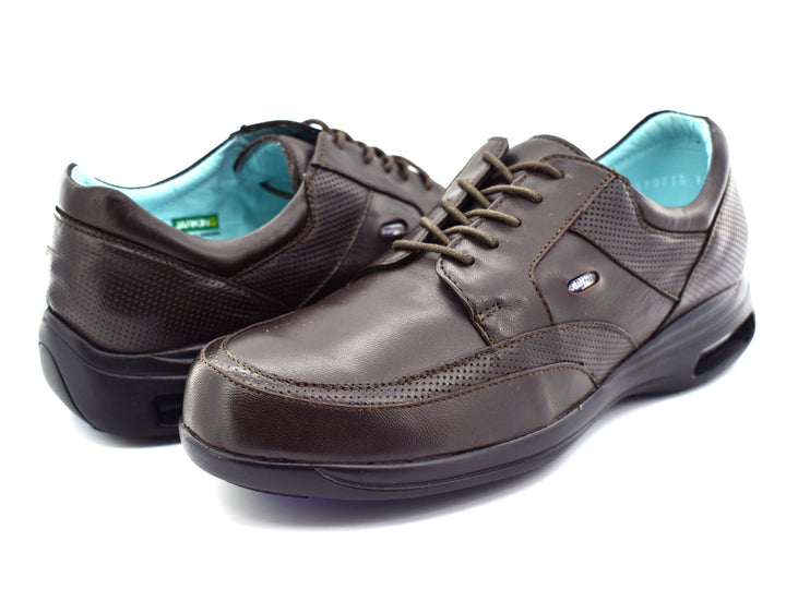 Zapato casual Jarking color café con detalles perforados y suela negra con cámara de aire.
