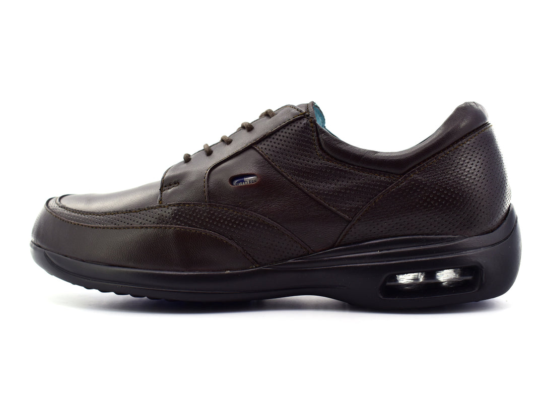 Zapato casual Jarking color café con detalles perforados y suela negra con cámara de aire.