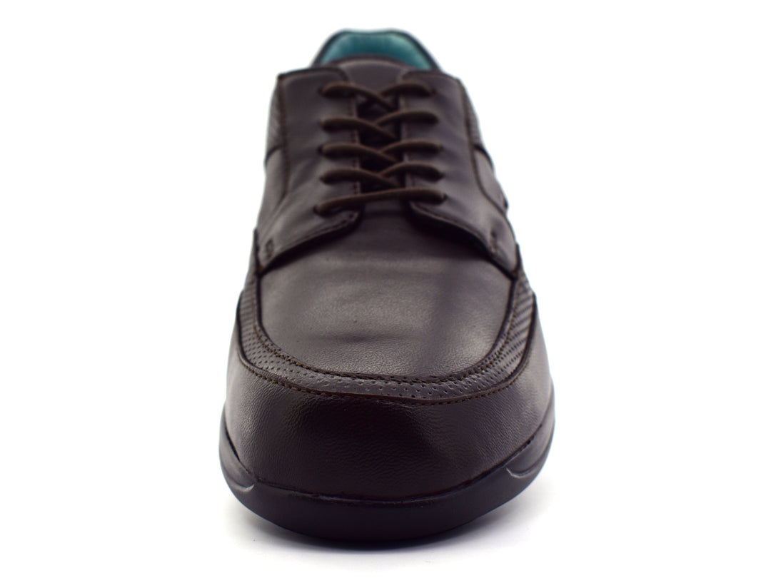 Zapato casual Jarking color café con detalles perforados y suela negra con cámara de aire.