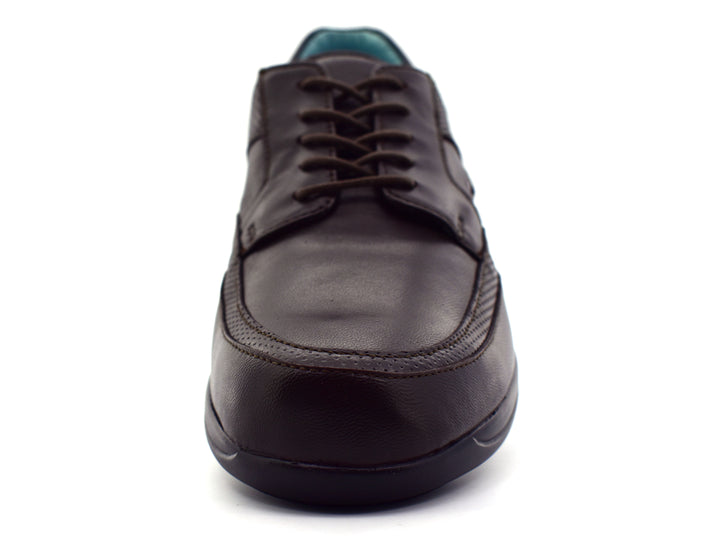 Zapato casual Jarking color café con detalles perforados y suela negra con cámara de aire.
