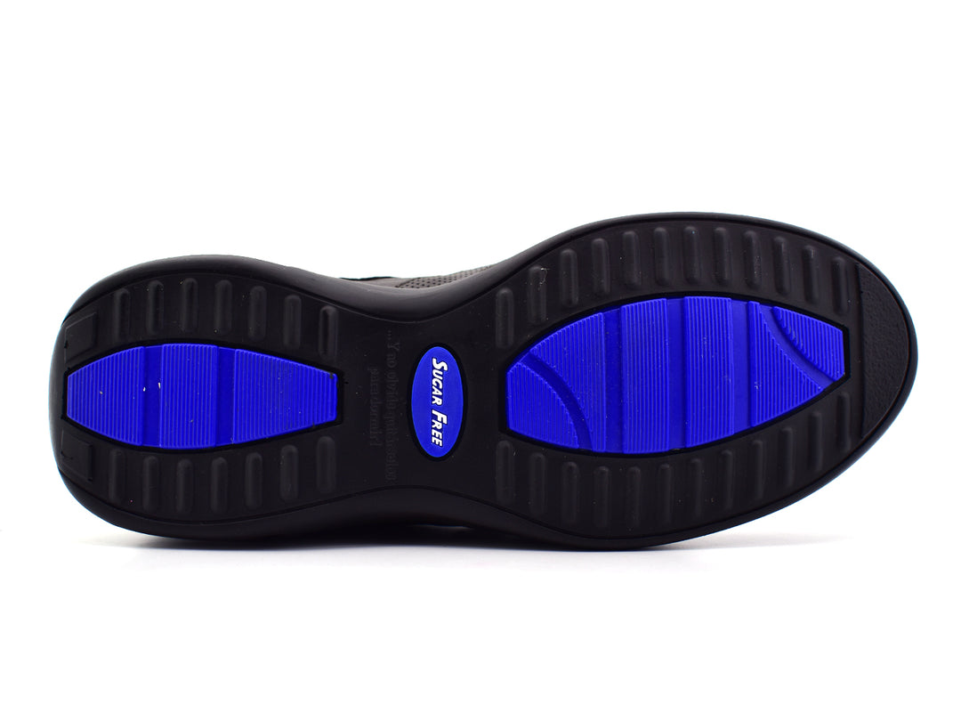 Zapato casual Jarking color café con detalles perforados y suela negra con cámara de aire.