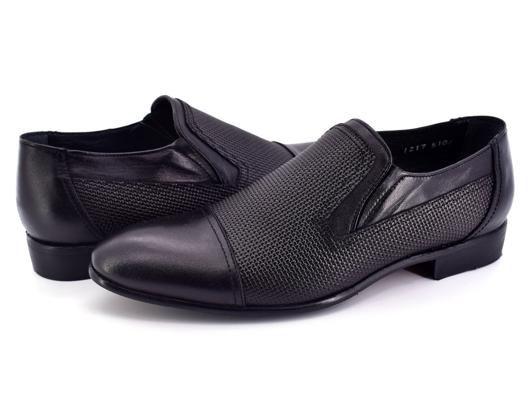 Zapatos negros para hombre estilo mocasín con acabado texturizado y punta lisa.