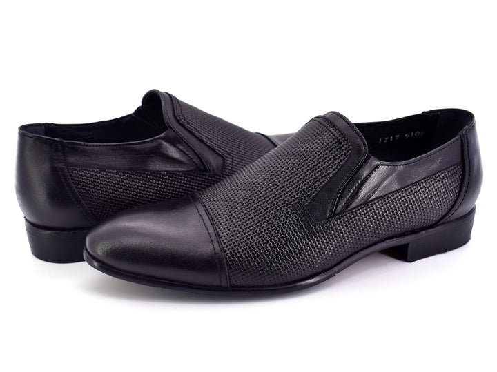 Zapatos negros para hombre estilo mocasín con acabado texturizado y punta lisa.