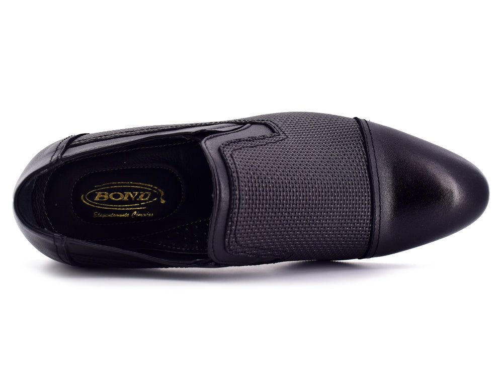 Zapatos negros para hombre estilo mocasín con acabado texturizado y punta lisa.