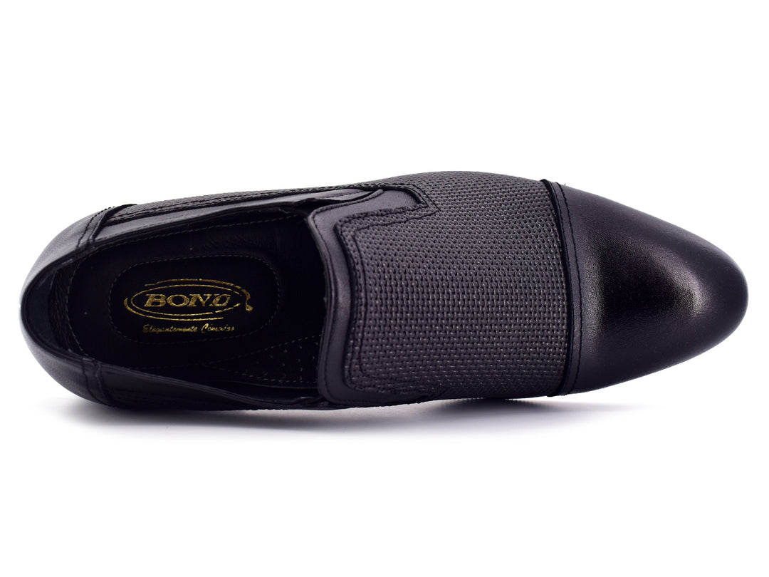 Zapatos negros para hombre estilo mocasín con acabado texturizado y punta lisa.