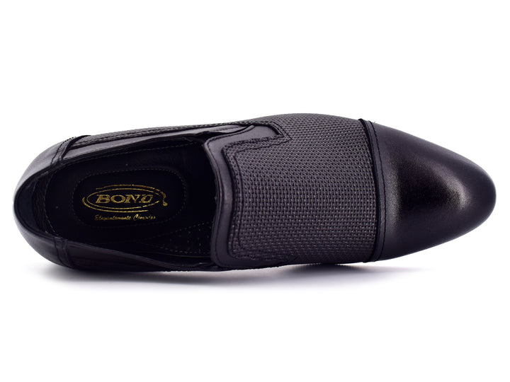 Zapatos negros para hombre estilo mocasín con acabado texturizado y punta lisa.