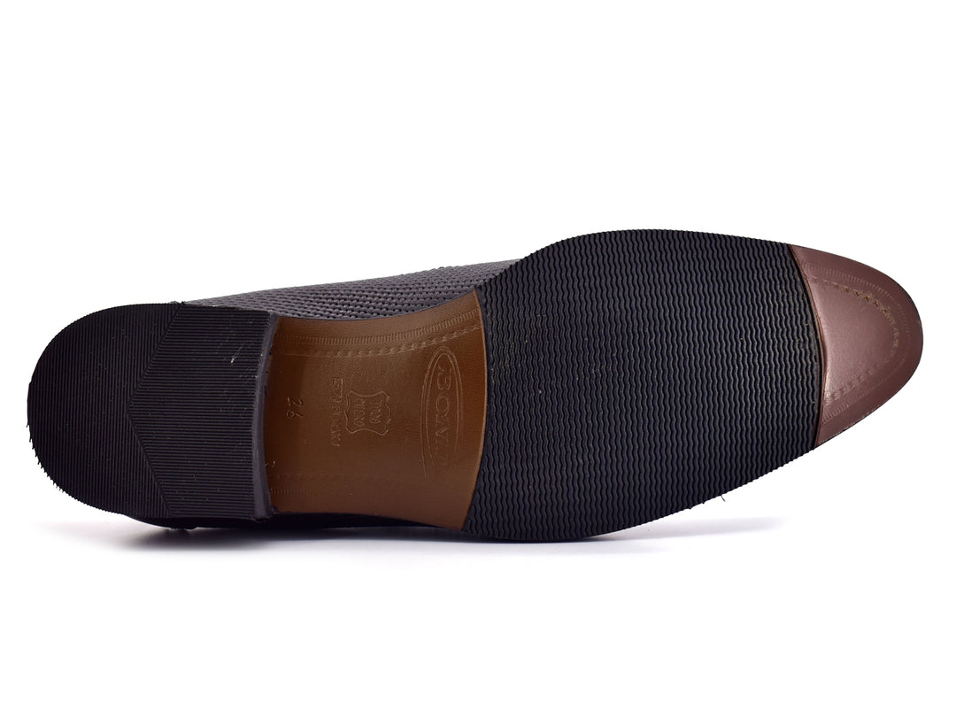 Zapatos negros para hombre estilo mocasín con acabado texturizado y punta lisa.