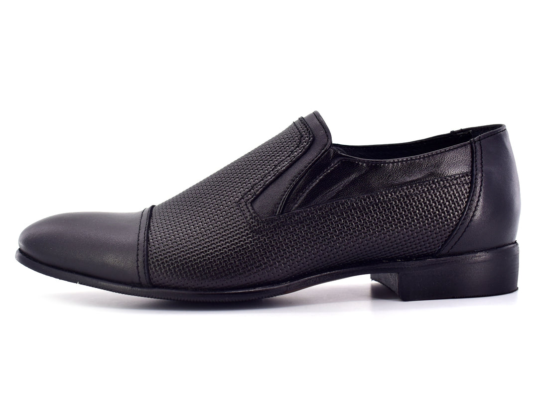 Zapatos negros para hombre estilo mocasín con acabado texturizado y punta lisa.