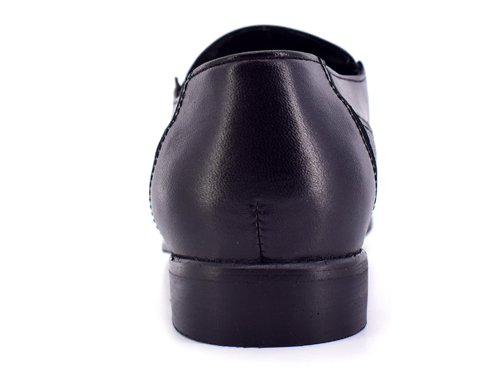 Zapatos negros para hombre estilo mocasín con acabado texturizado y punta lisa.