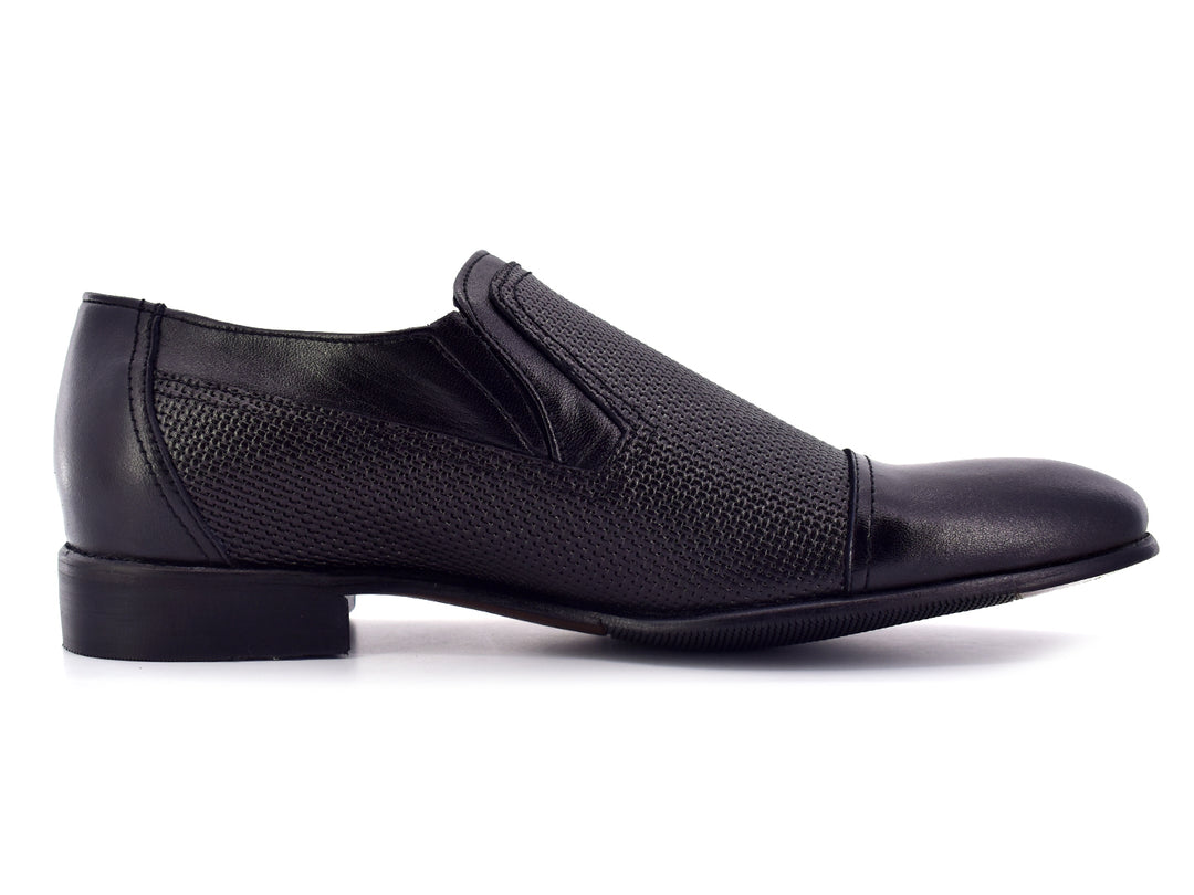 Zapatos negros para hombre estilo mocasín con acabado texturizado y punta lisa.