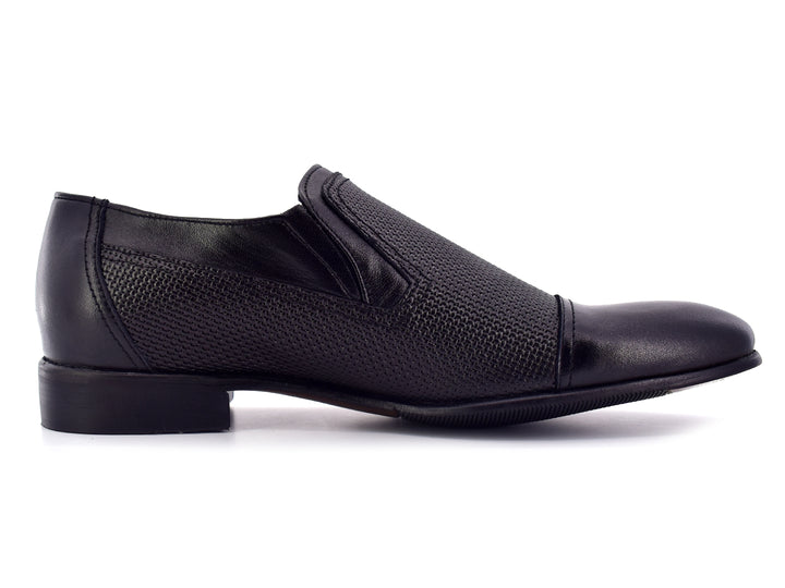 Zapatos negros para hombre estilo mocasín con acabado texturizado y punta lisa.
