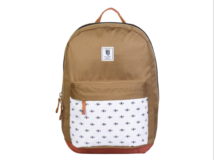 Mochila juvenil Chenson color verde con bolsillo frontal blanco estampado y detalles en marrón.