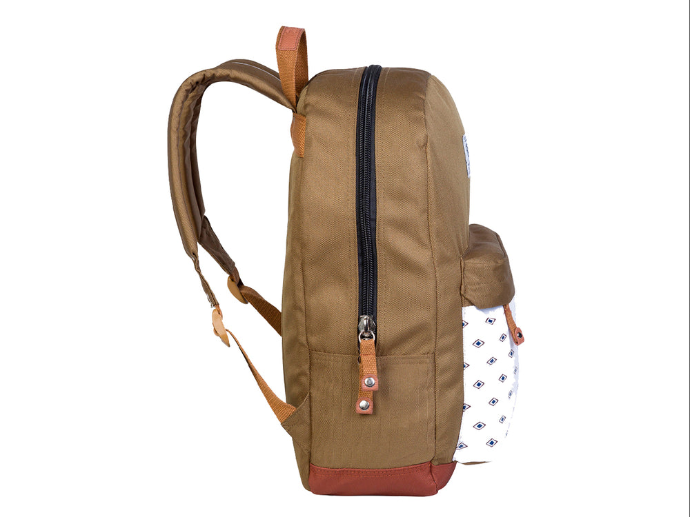 Mochila juvenil Chenson color verde con bolsillo frontal blanco estampado y detalles en marrón.
