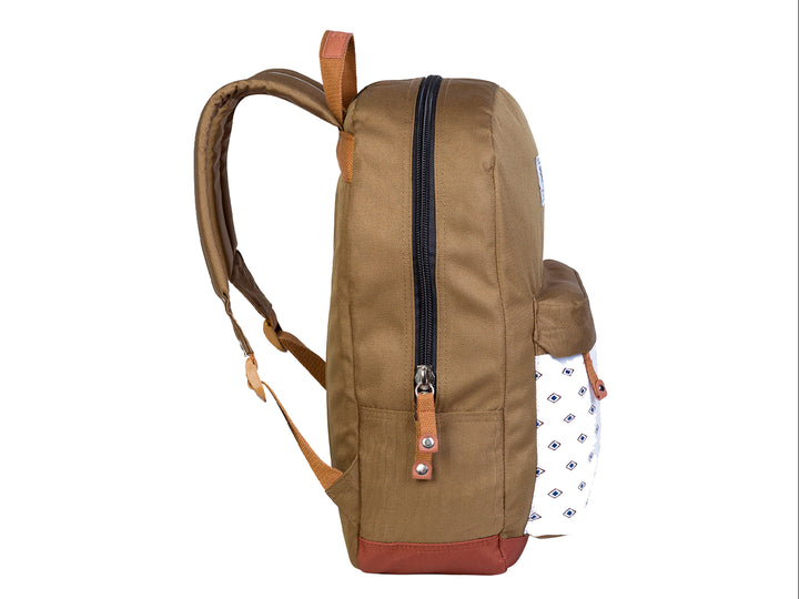 Mochila juvenil Chenson color verde con bolsillo frontal blanco estampado y detalles en marrón.