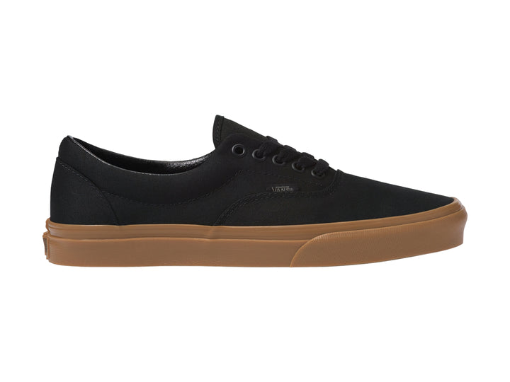 Tenis VANS Era en color negro con suela de goma color café clásico.