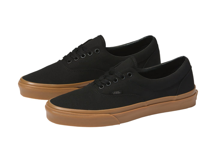Tenis VANS Era en color negro con suela de goma color café clásico.