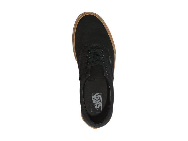 Tenis VANS Era en color negro con suela de goma color café clásico.