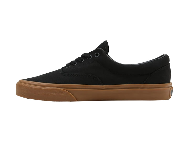 Tenis VANS Era en color negro con suela de goma color café clásico.