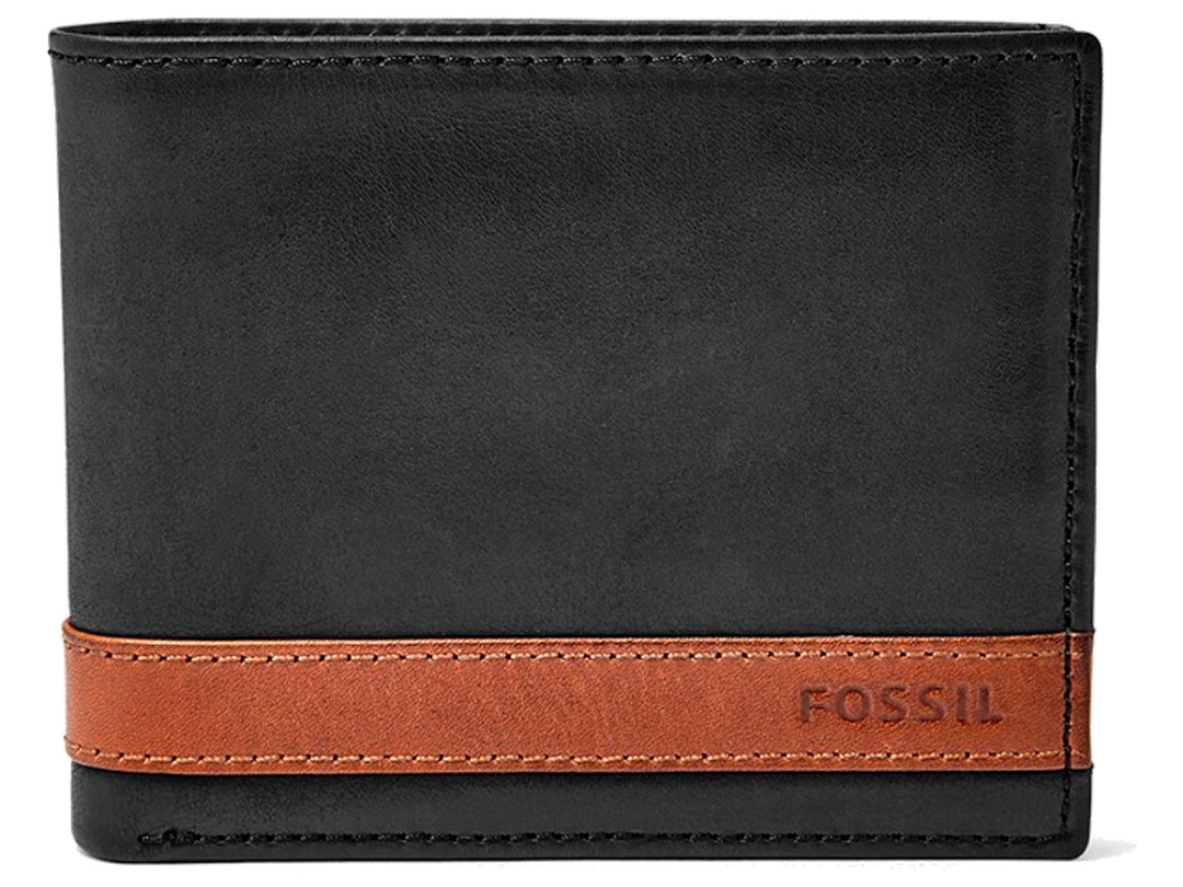 Cartera bifold Fossil de cuero color negro con una franja decorativa en color marrón en la parte inferior.