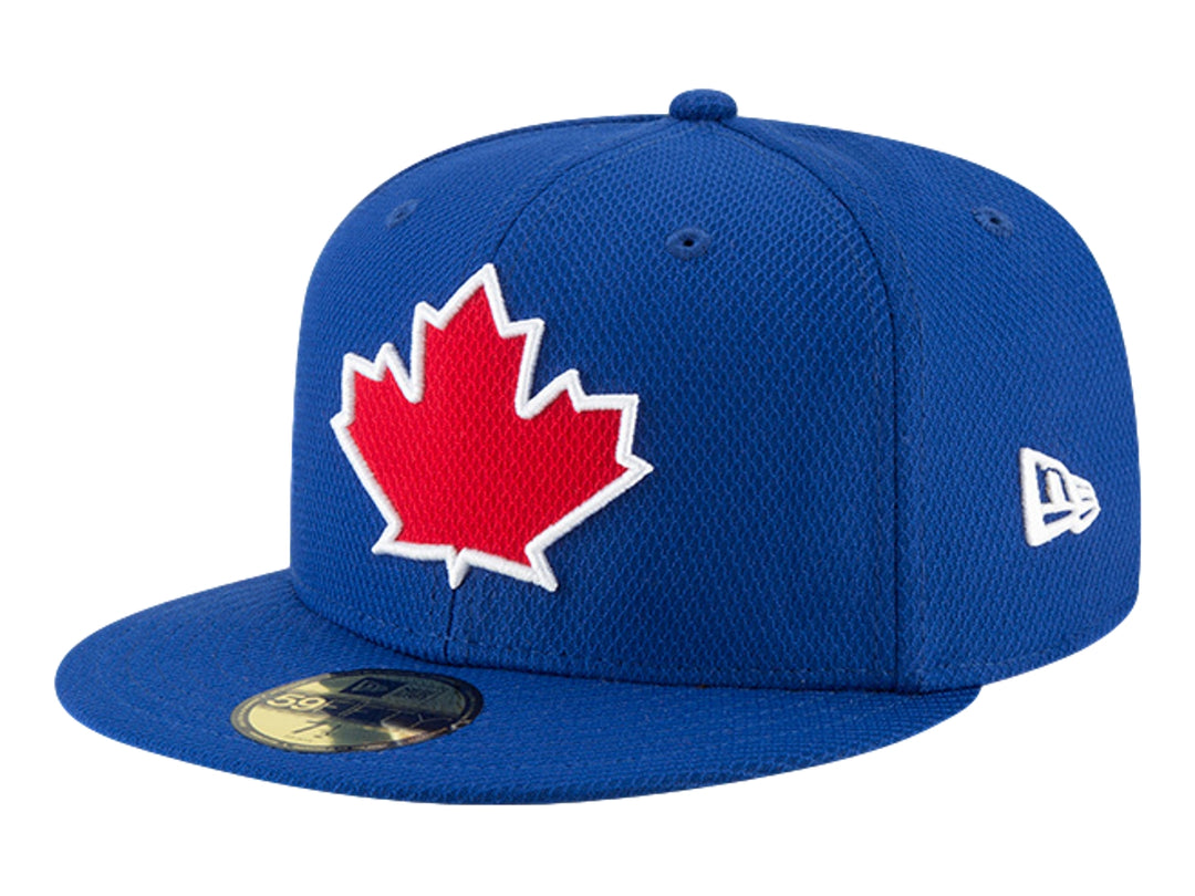Gorra New Era azul con visera plana y hoja de maple roja bordada al frente.