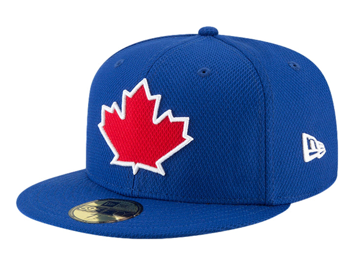 Gorra New Era azul con visera plana y hoja de maple roja bordada al frente.