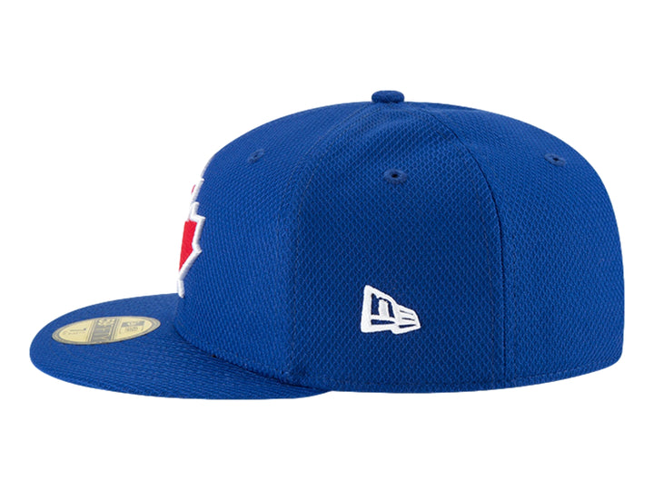 Gorra New Era azul con visera plana y hoja de maple roja bordada al frente.