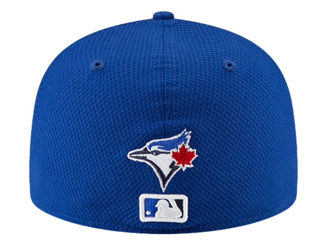 Gorra New Era azul con visera plana y hoja de maple roja bordada al frente.