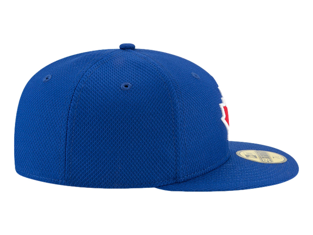Gorra New Era azul con visera plana y hoja de maple roja bordada al frente.