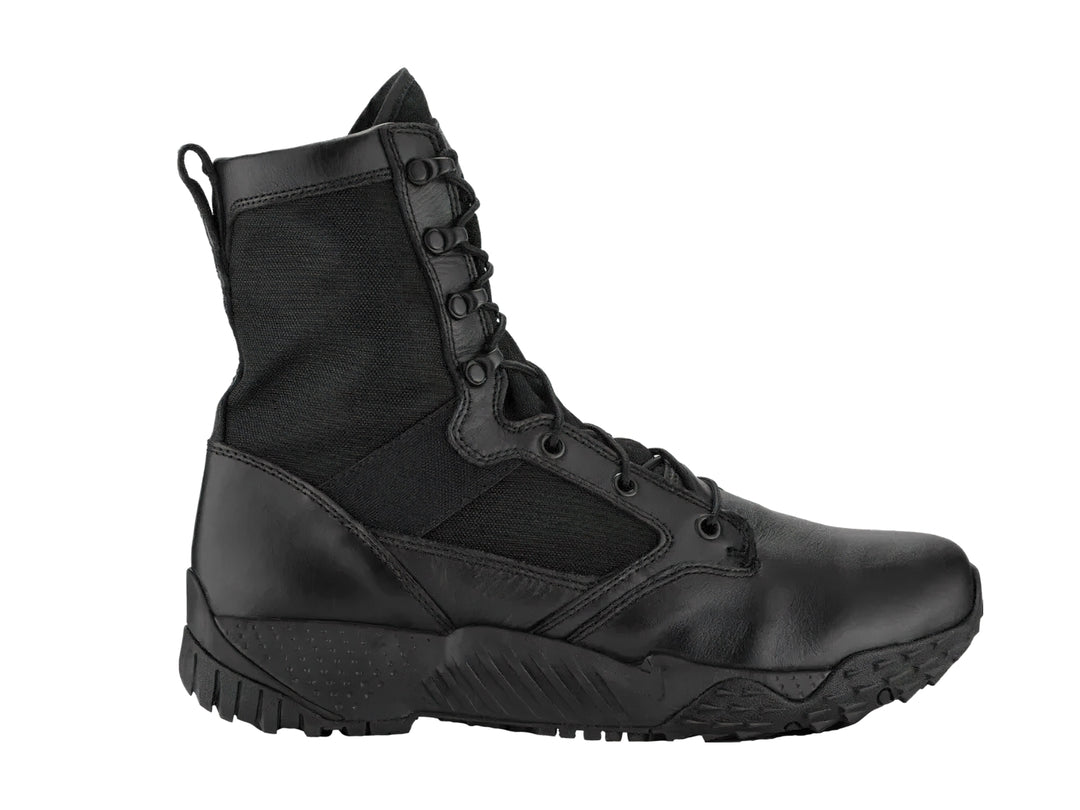 Bota Under Armour Jungle Rat en color negro, de caña alta con materiales mixtos de cuero y tela.