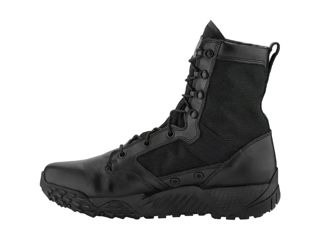Bota Under Armour Jungle Rat en color negro, de caña alta con materiales mixtos de cuero y tela.