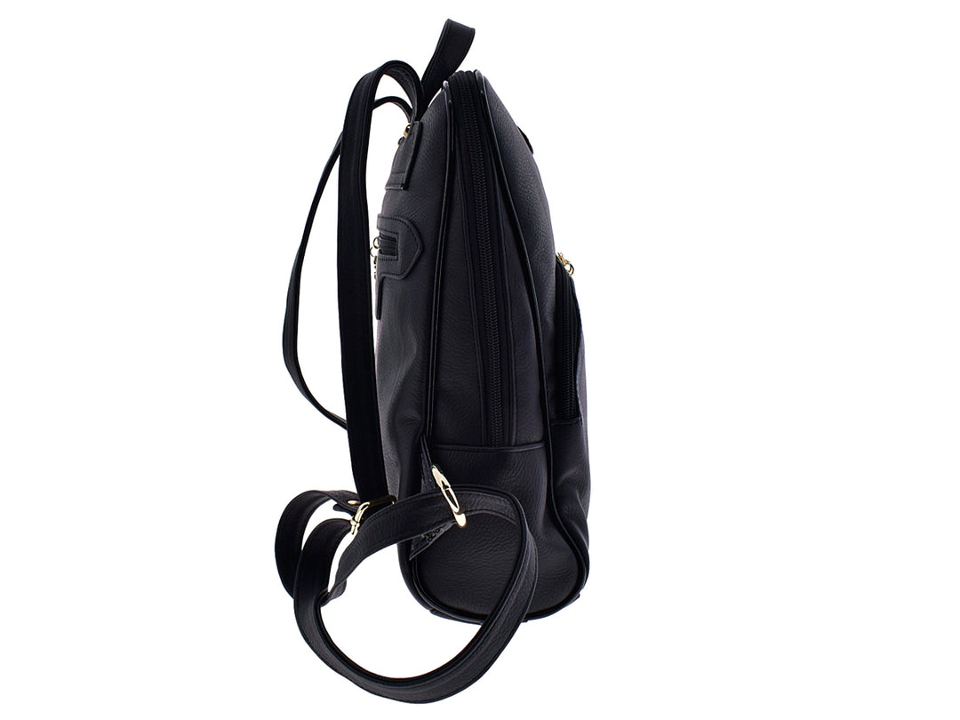 Mochila negra de material sintético con herrajes y detalles en color dorado para mujer.