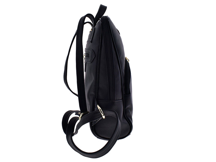 Mochila negra de material sintético con herrajes y detalles en color dorado para mujer.