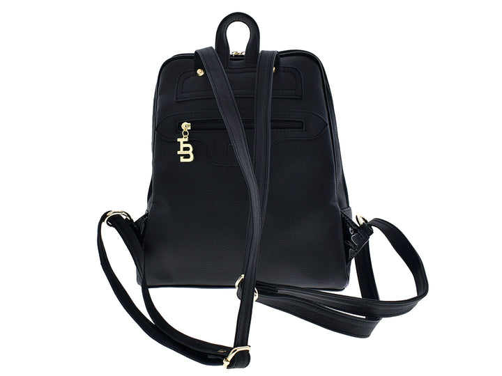 Mochila negra de material sintético con herrajes y detalles en color dorado para mujer.
