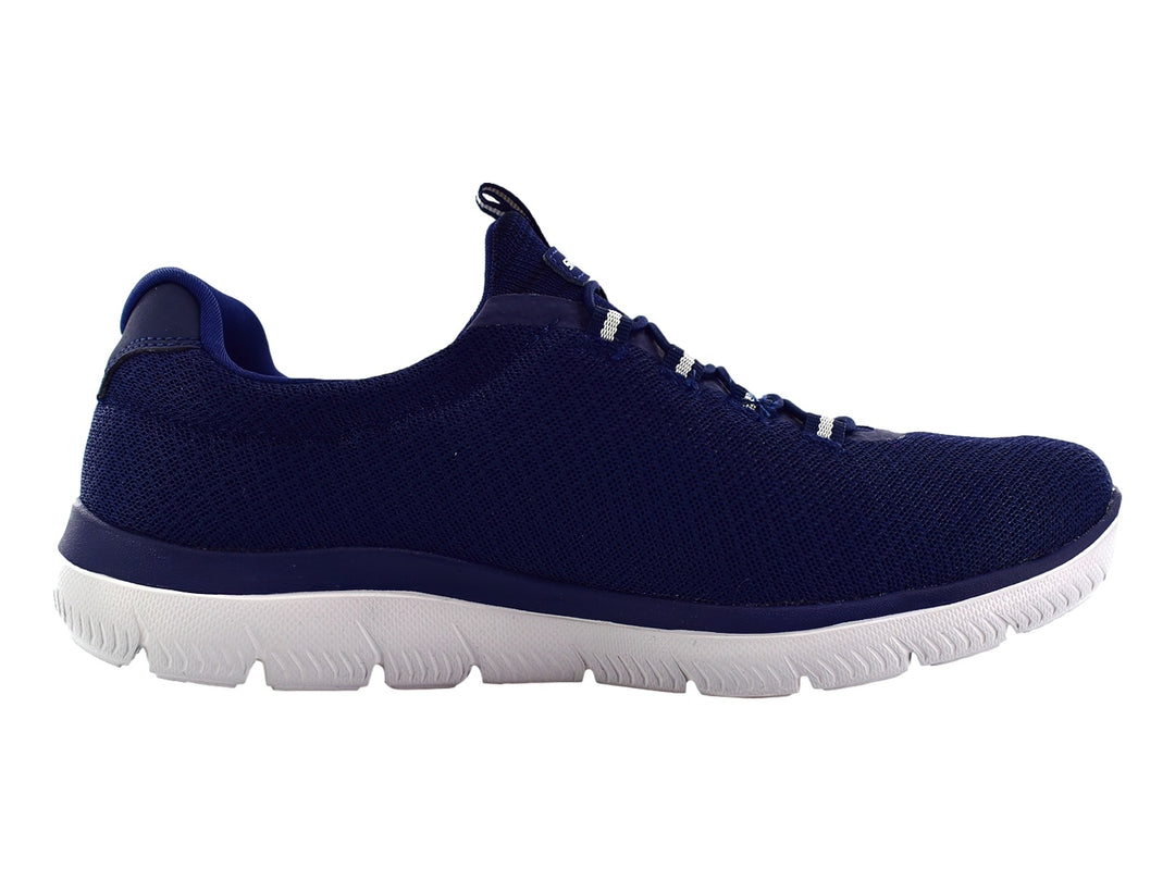 Tenis Skechers para hombre en color azul marino con suela blanca y tejido transpirable.
