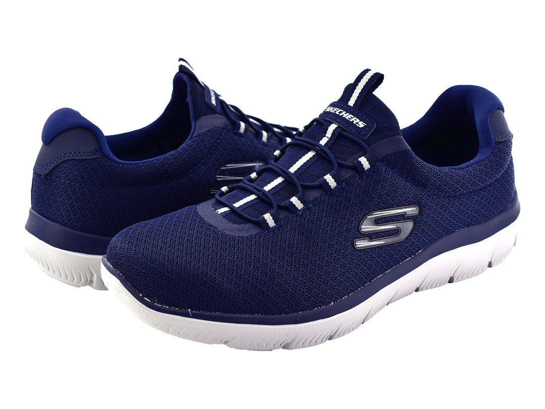 Tenis Skechers para hombre en color azul marino con suela blanca y tejido transpirable.